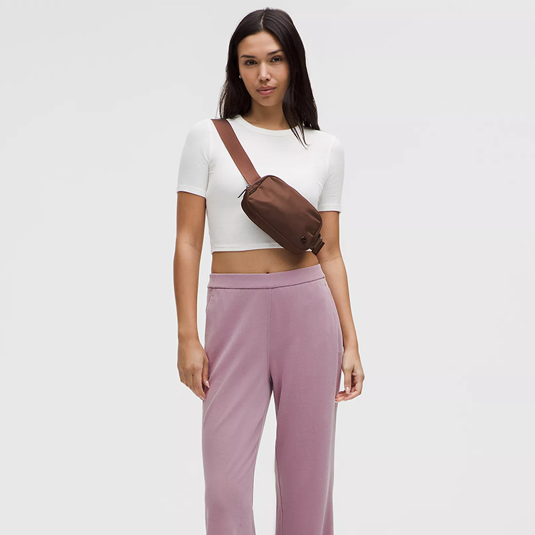 lululemon Everywhere Belt Bag - Lava Cake