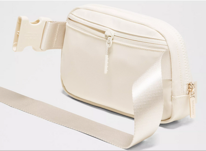 lululemon Everywhere Belt Bag - Light Ivory/Gold